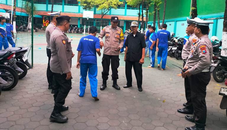 Polsek Wonocolo Perkuat Harkamtibmas Lewat Patroli Dialogis di SMK PGRI 1 Surabaya