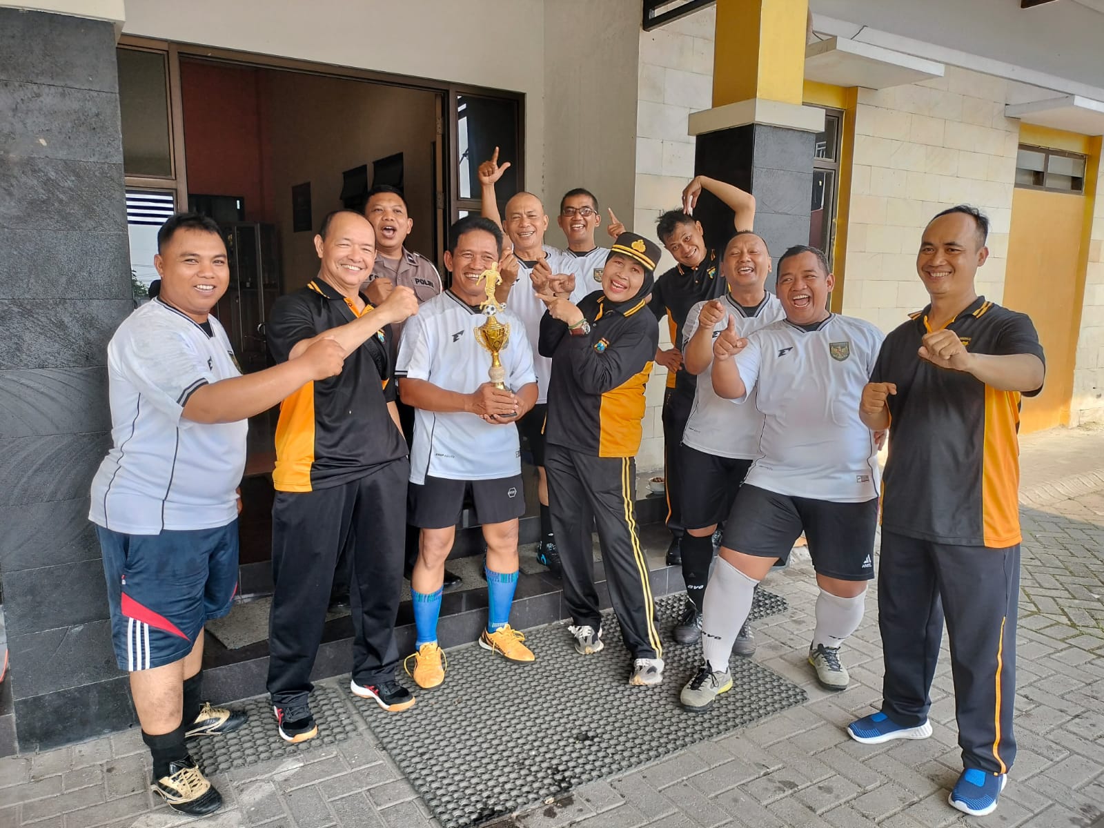 Olahraga Bersama Pererat Solidaritas di Polsek Karang Pilang