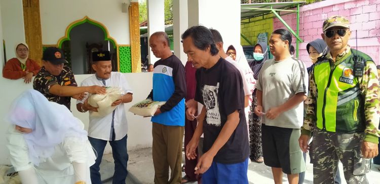 Dermawan Arjosari Malang Bagikan 8 Ton Beras kepada Warga Jelang Idulfitri