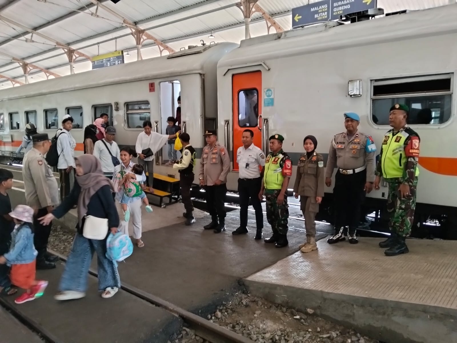 Pantau Arus KA di Bangil saat Libur Nataru, Volume Penumpang Turun