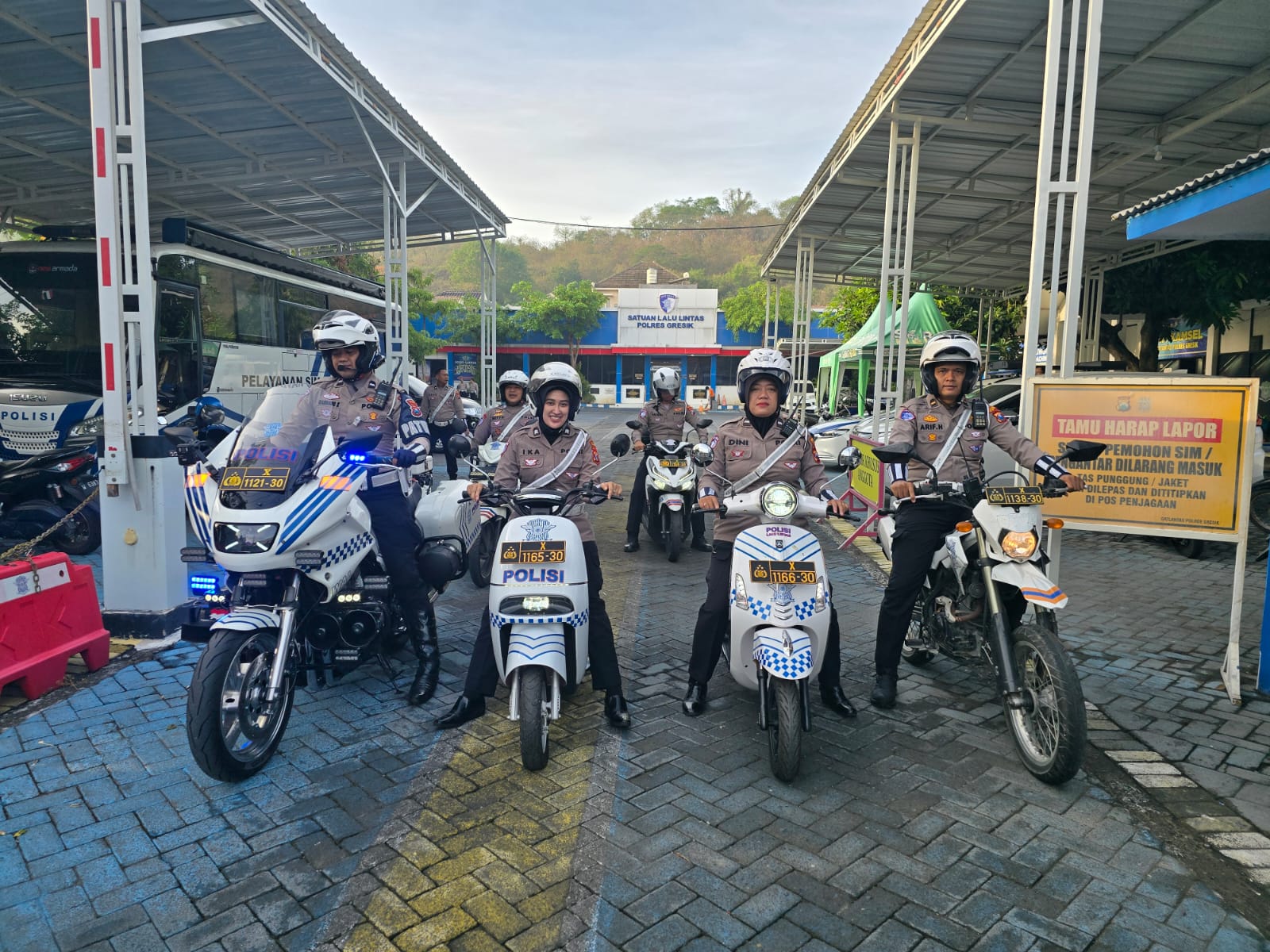 Polwan Gresik Jadi Pionir Patroli Kendarai Motor Listrik Edukasi Ramah Lingkungan