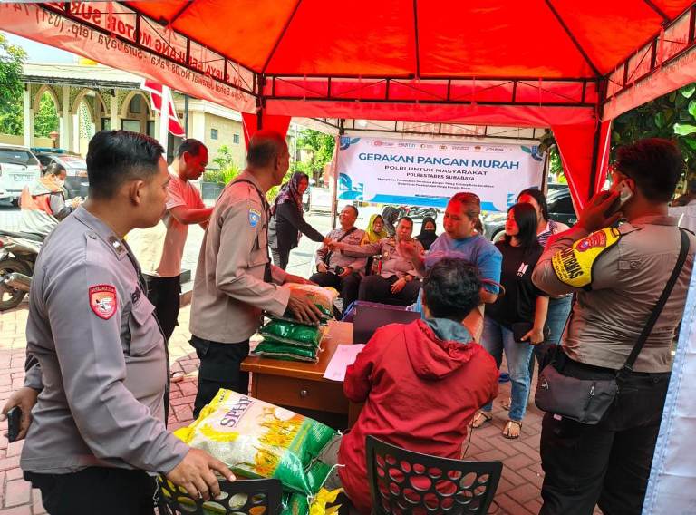 Ratusan Warga Surabaya Serbu Beras Murah Polsek Pakal, 200 Sak Habis dalam Sejam