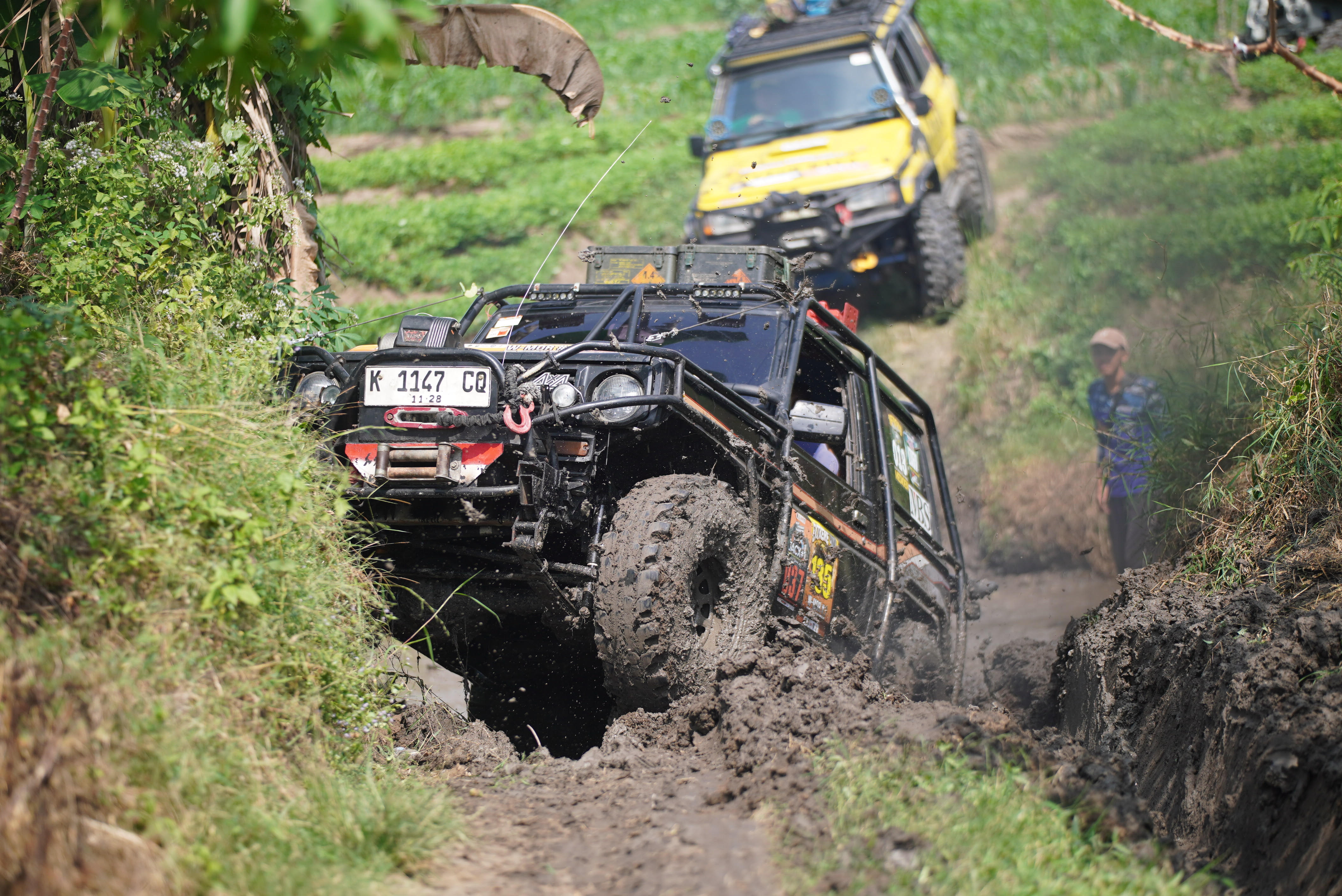 Ratusan Offroader Uji Nyali di Jalur Neraka Kaki Gunung Pandan 