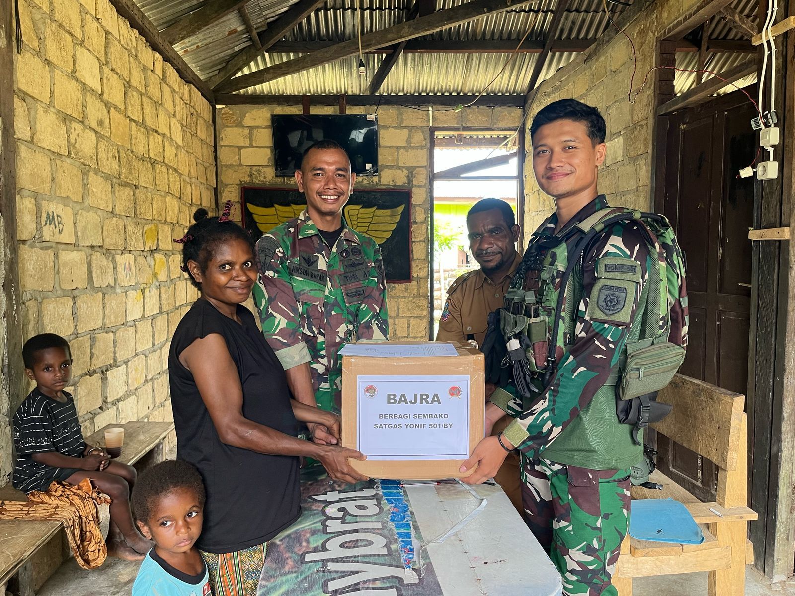 Satgas Yonif 501/BY Kembali Jemput Keluarga OPM