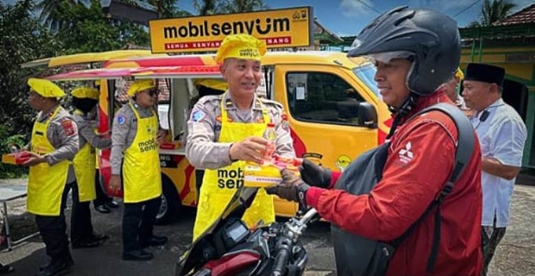 Bawa 150 Paket Makanan, Mobil Senyum Polres Tulungagung Sapa Jemaah Masjid Al Huda Pucanglaban