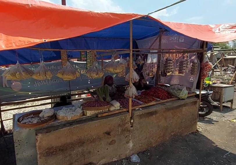 Pedagang Pasar Pasrepan Buka Lapak Darurat