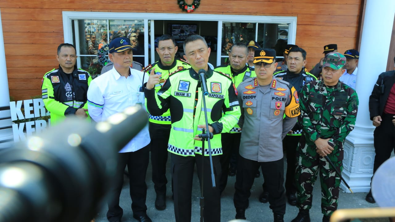 Patroli dengan Motor, Kapolda Jatim Cek Kesiapan Ops Lilin Semeru dan Jalur Pantura Surabaya-Banyuwangi