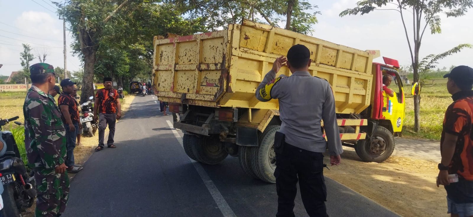  Cegah Laka, Warga Glundengan Hadang Dump Truck 