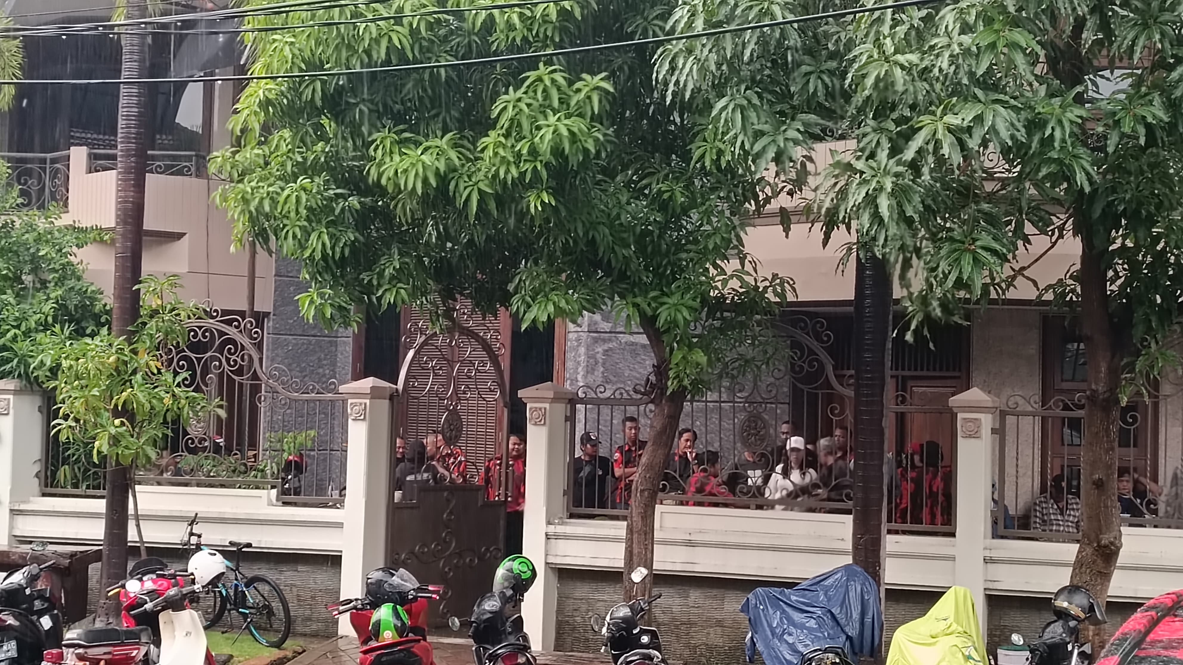 Puluhan Anggota Pemuda Pancasila Siaga saat KPK Gerebek Rumah La Nyalla Matalitti