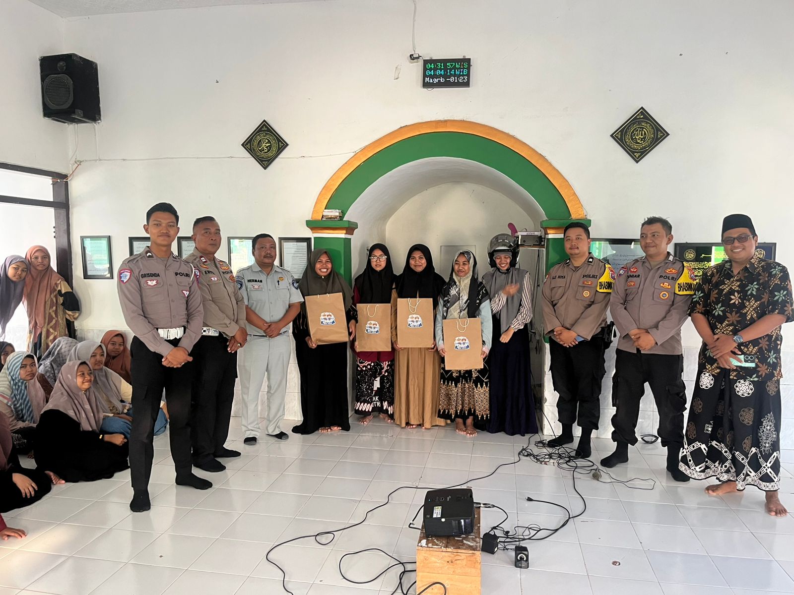 Polres Probolinggo Edukasi Keselamatan Berlalu Lintas di Ponpes Rofiatul Islam Krejengan 