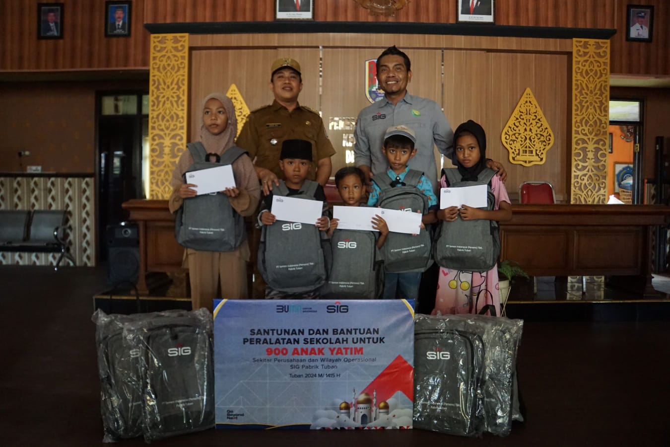 Warga Kecamatan Jenu Sambut Gembira Bantuan Paket Ramadan dari SIG