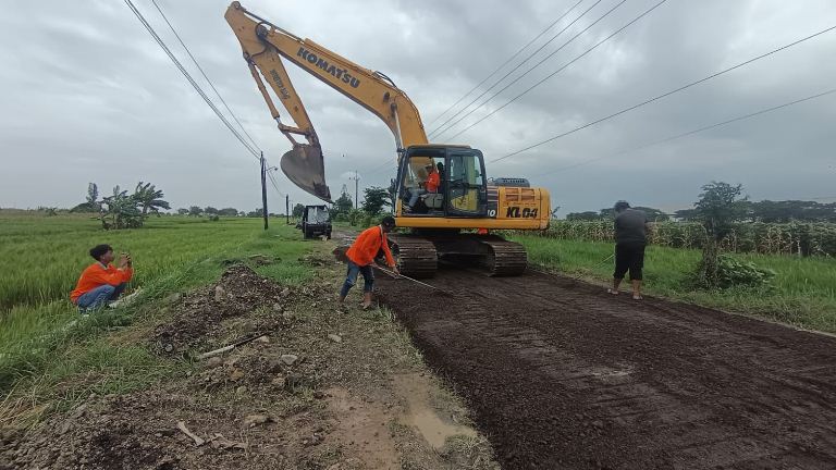 DPUTR Gresik Mulai Perbaiki Jalan Penghubung Desa Pilang Kedamean Rusak Parah