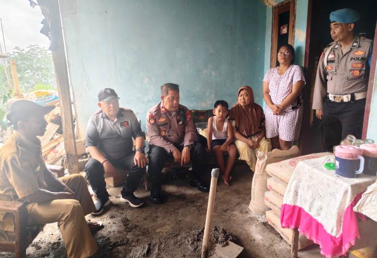 Polres Pasuruan Salurkan Bantuan kepada Warga Korban Sambaran Petir di Purwodadi