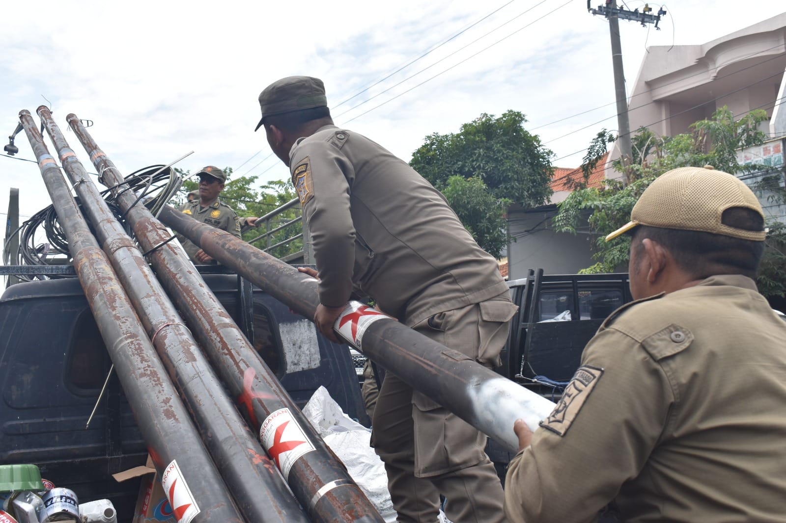 Tak Berizin, Satpol PP Surabaya Tertibkan 45 Tiang Fiber Optik