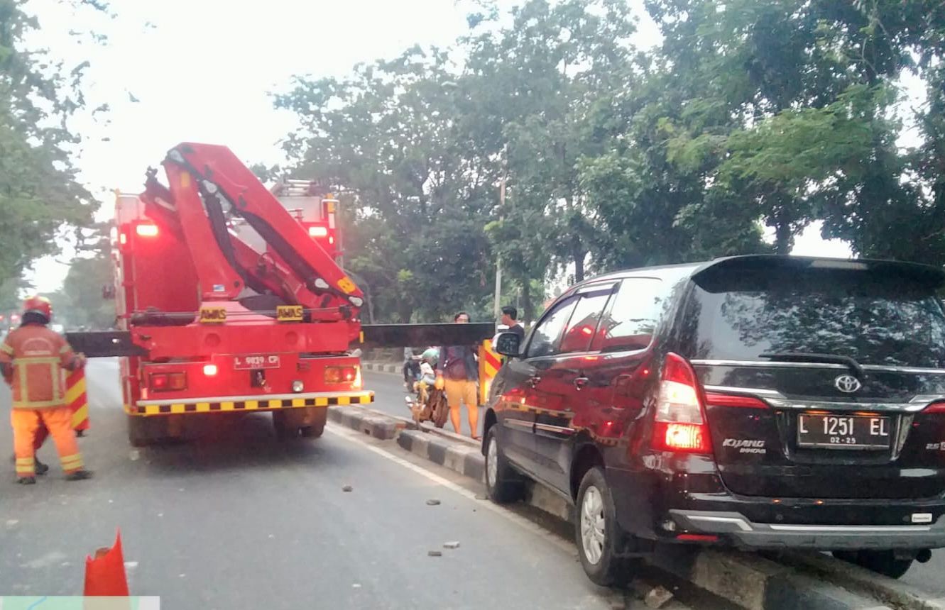 Innova Nyangkut di Separator Jalan Gunungsari, Diduga Sopir Ngantuk Berat