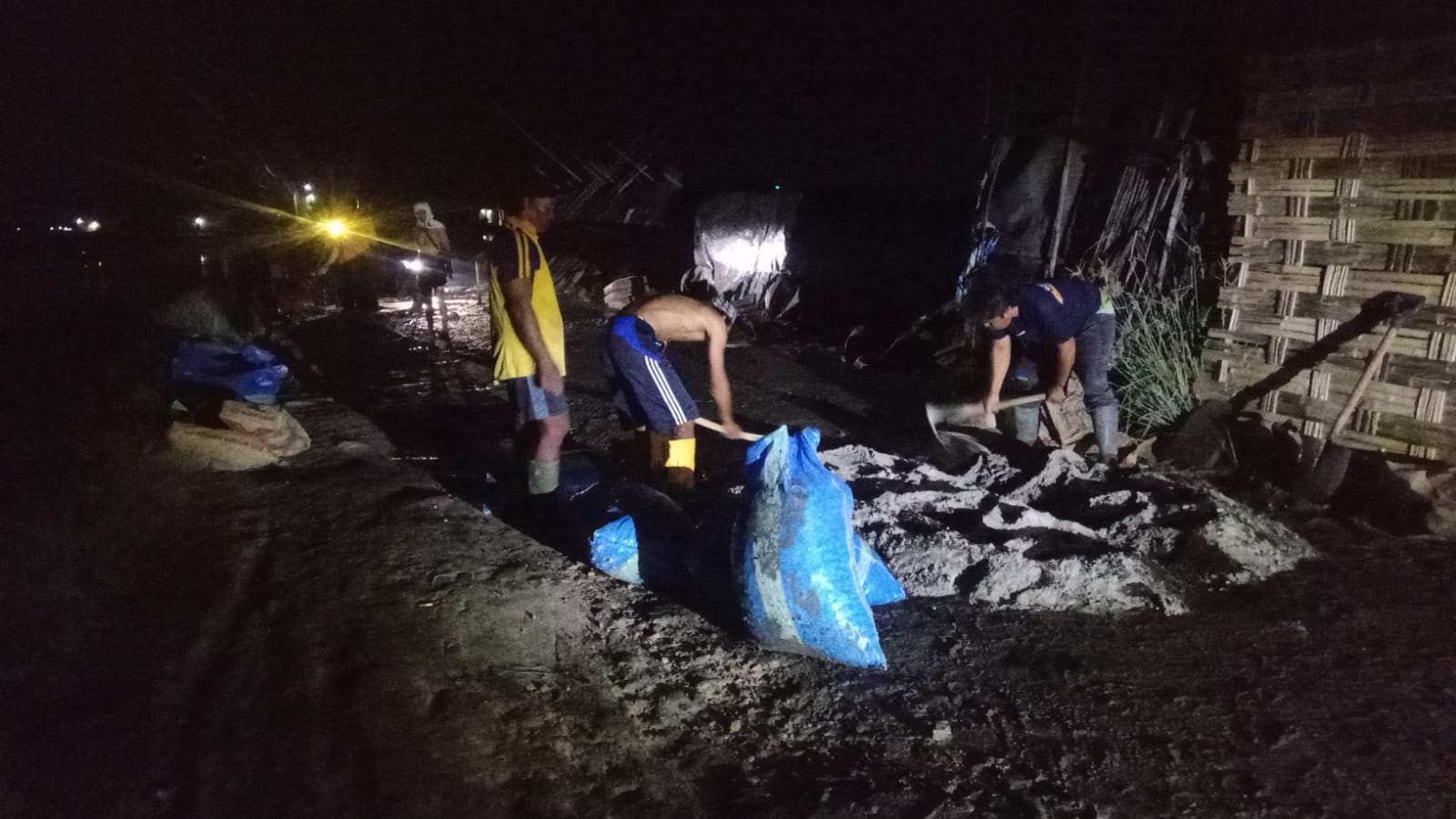 Pemuda Karang Anyar Ancam Tutup Jalan Jika Tak Kunjung Diperbaiki