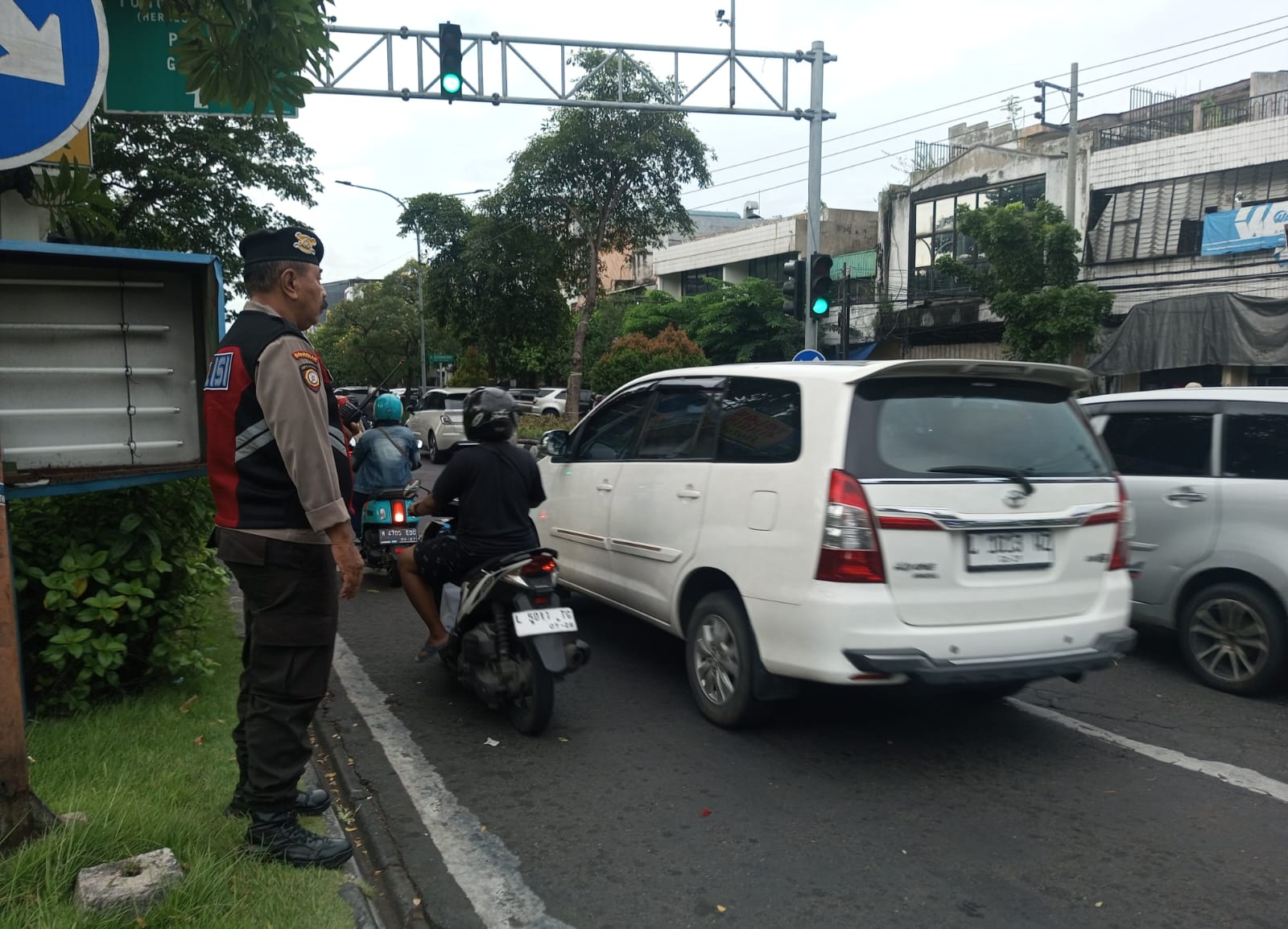 Polsek Sawahan Urai Kepadatan Arus Lalu Lintas di Pasar Kembang