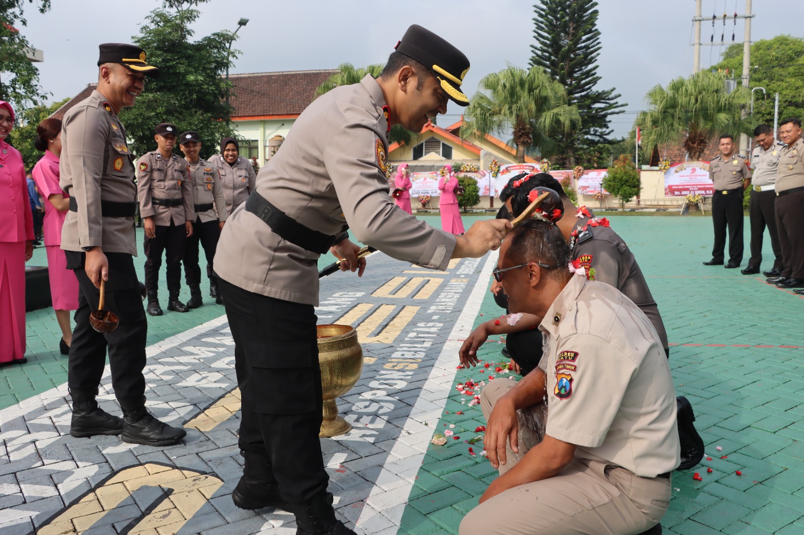 Kapolres Batu Pimpin Upacara Kenaikan Pangkat, Beri Pesan Anggota Layani Masyarakat dengan Baik