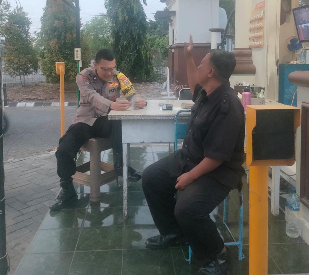 Bhabinkamtibmas Polsek Rungkut Jalin Kemitraan dengan Security, Tingkatkan Keamanan Lingkungan