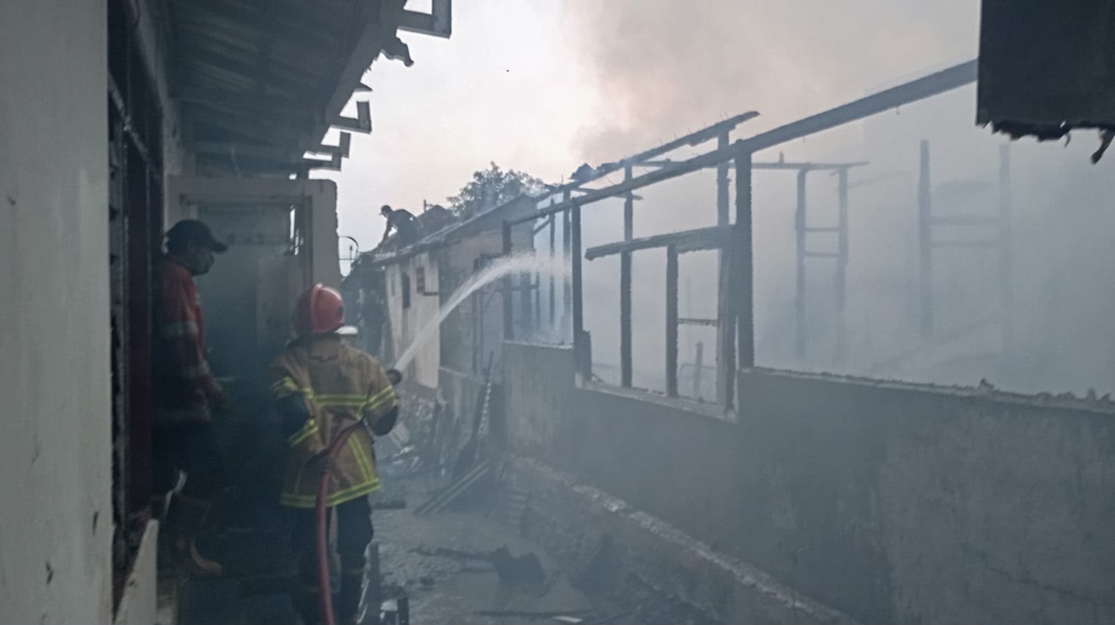 Kebakaran di Manyar Gresik: Amukan Si Jago Merah Hanguskan 3 Rumah, Toko, dan Musala