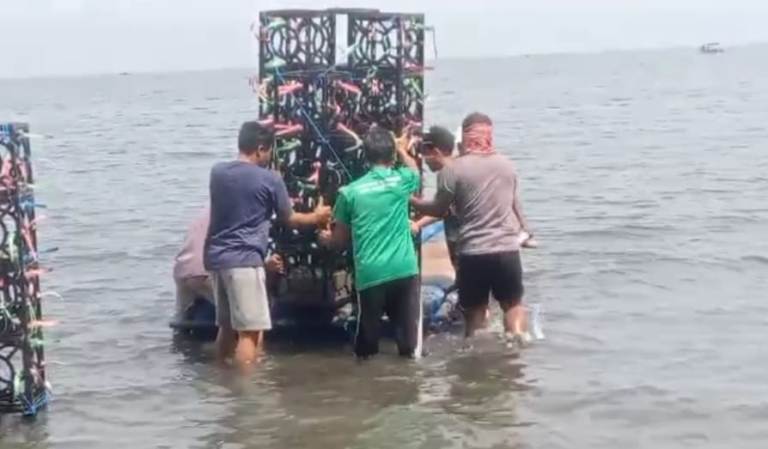 16 Rumah Ikan Ditenggelamkan di Pantai Bahari Pasir Putih Situbondo untuk Jaga Ekosistem Laut