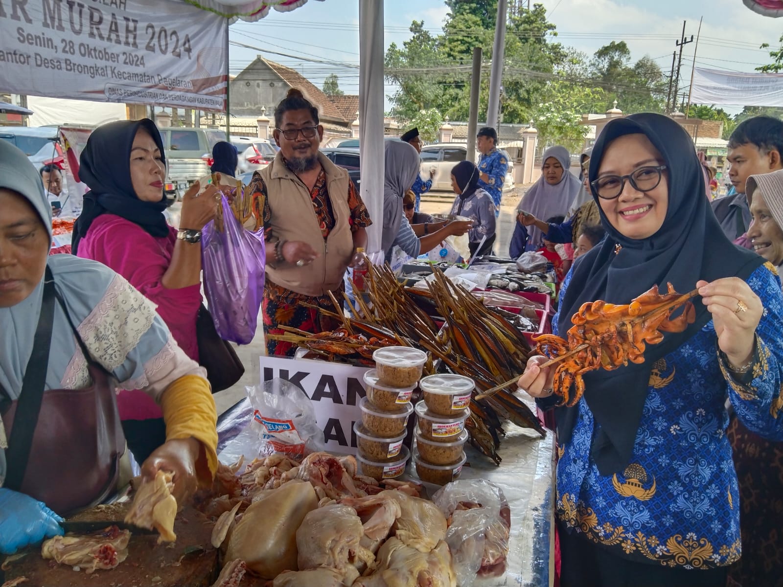 Pasar Murah Disperindag Kabupaten Malang, Warga Desa Brongkal Borong Hasil Laut