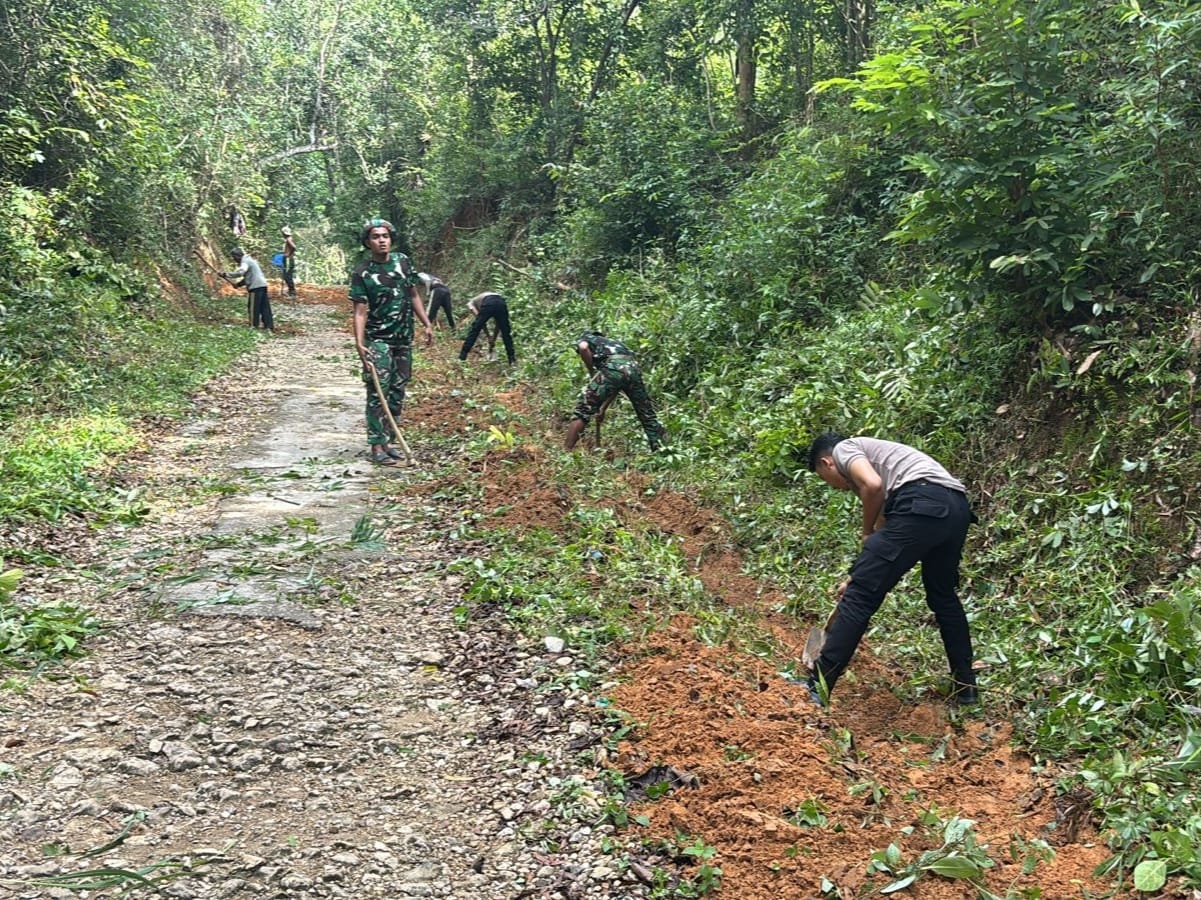 Satgas TMMD ke-127 Kodim 0827/Sumenep Bersama Warga Kerja Bakti Bersihkan Jalan Desa