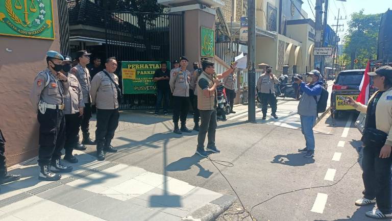 Polsek Gayungan Kawal Aksi Damai Tuntut Penuntasan Kasus Dugaan Korupsi di Kejati Jatim