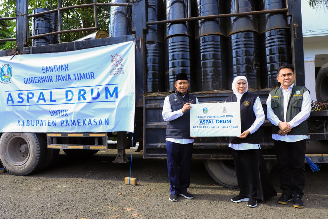 Pemprov Jatim Salurkan Ribuan Drum Aspal untuk Perbaikan Jalan Daerah