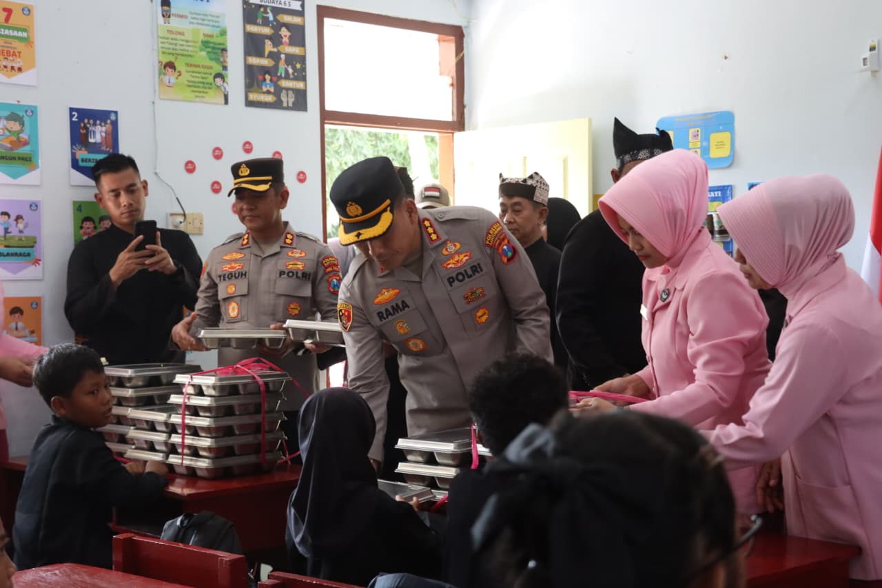 Polresta Banyuwangi Bagikan Makan Bergizi Gratis ke Sejumlah Sekolah