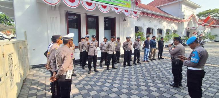 Polsek Sawahan Siagakan Personel Amankan Sidang di Pengadilan Negeri Surabaya
