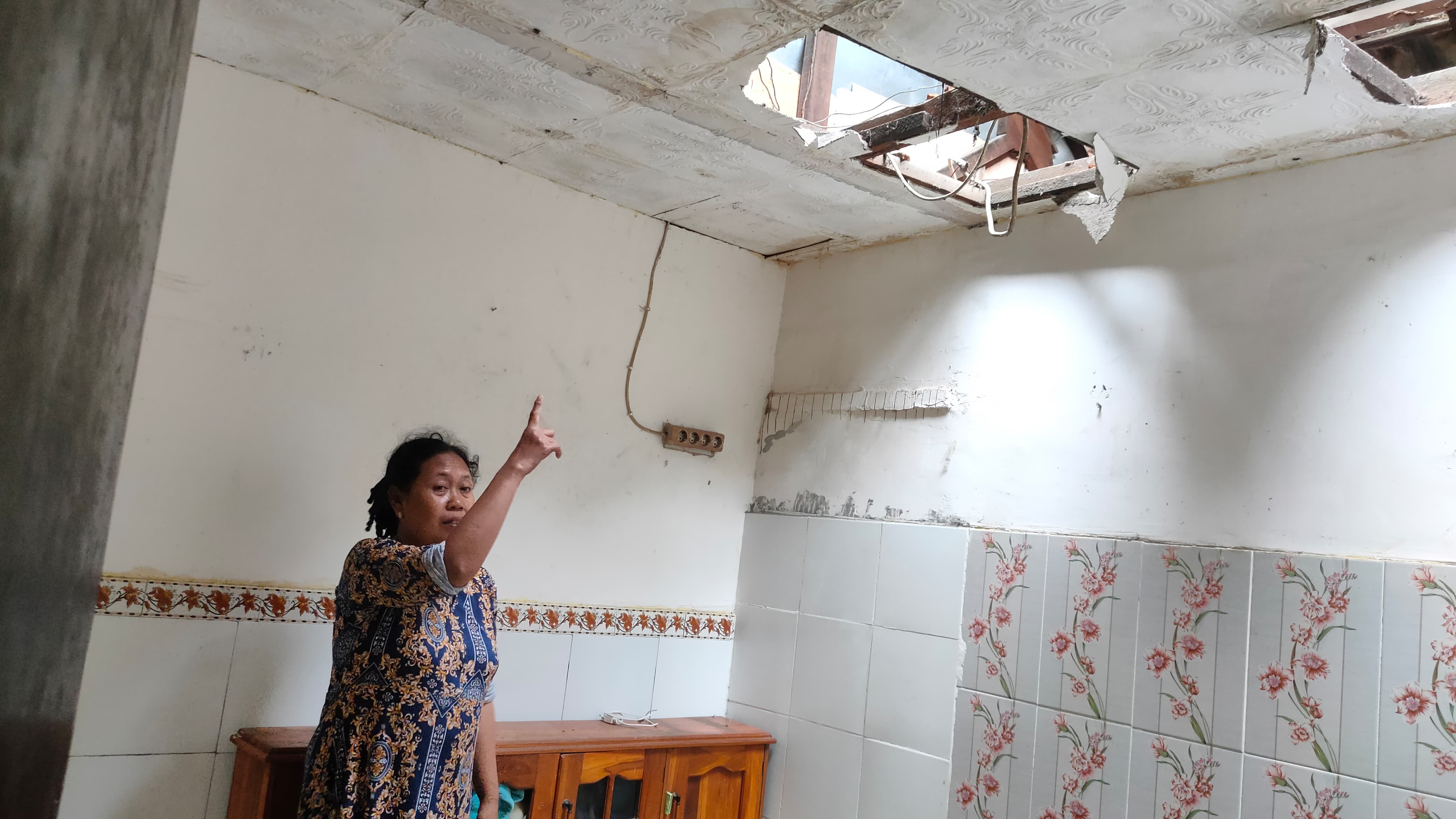 Kronologi 2 Balita Tertimpa Reruntuhan Atap Rumah Ambrol di Kupang Krajan Kidul