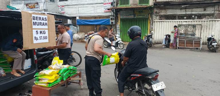 Polsek Pabean Cantikan Gelar Pangan Murah, Ratusan Beras SPHP Ludes Diserbu Warga