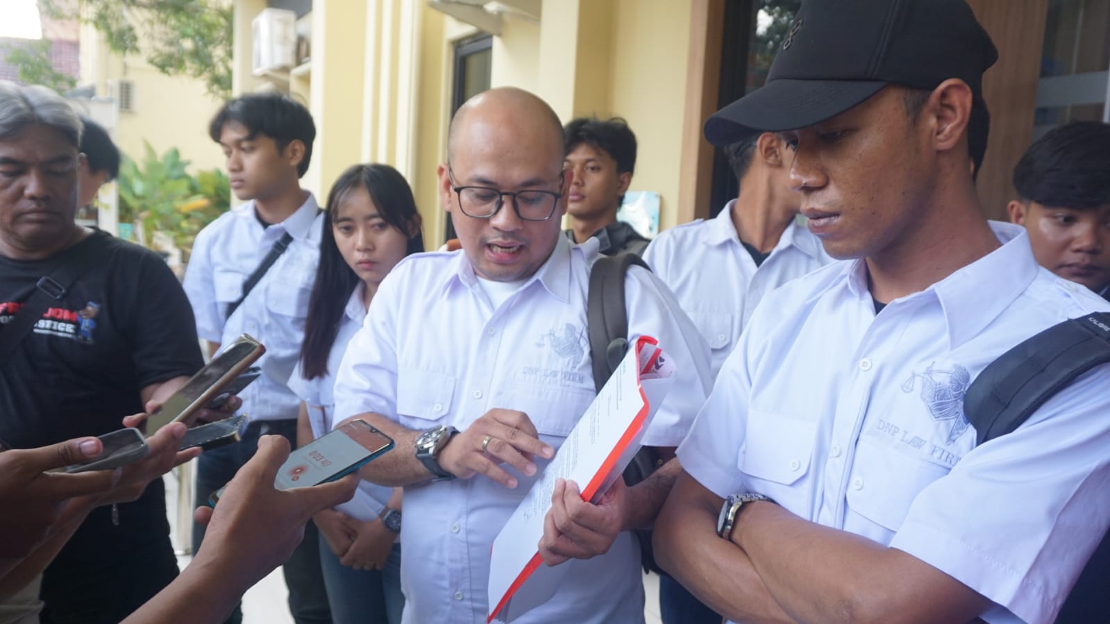 Relawan Wakil Bupati Sidoarjo Datangi Polda Jatim Adukan Dugaan Pencemaran Nama Baik