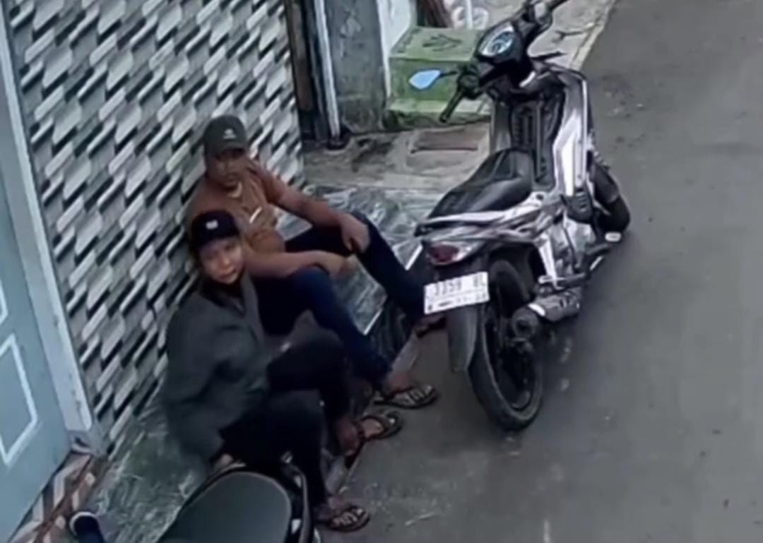 Dua Pria Bertubuh Gempal Terekam Curi Motor di Ngaglik DKA
