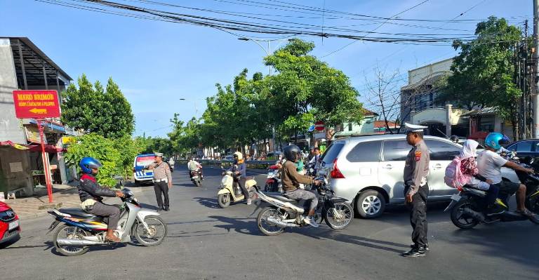 Personel Polsek Benowo Jalankan Tugas Pos Pelayanan Pagi Presisi di Pertigaan Klakahrejo