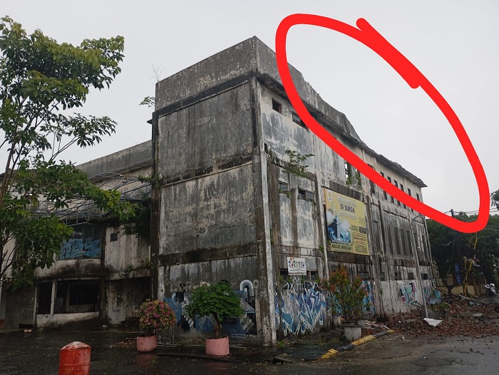 Polisi Selidiki Pengendara Motor Tewas Tertimpa Tembok Bangunan di Kebraon Surabaya