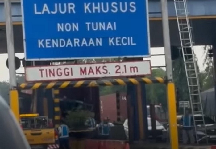  Tractor Head Tabrak Gardu Tol Waru, Diduga Sopir Mengantuk