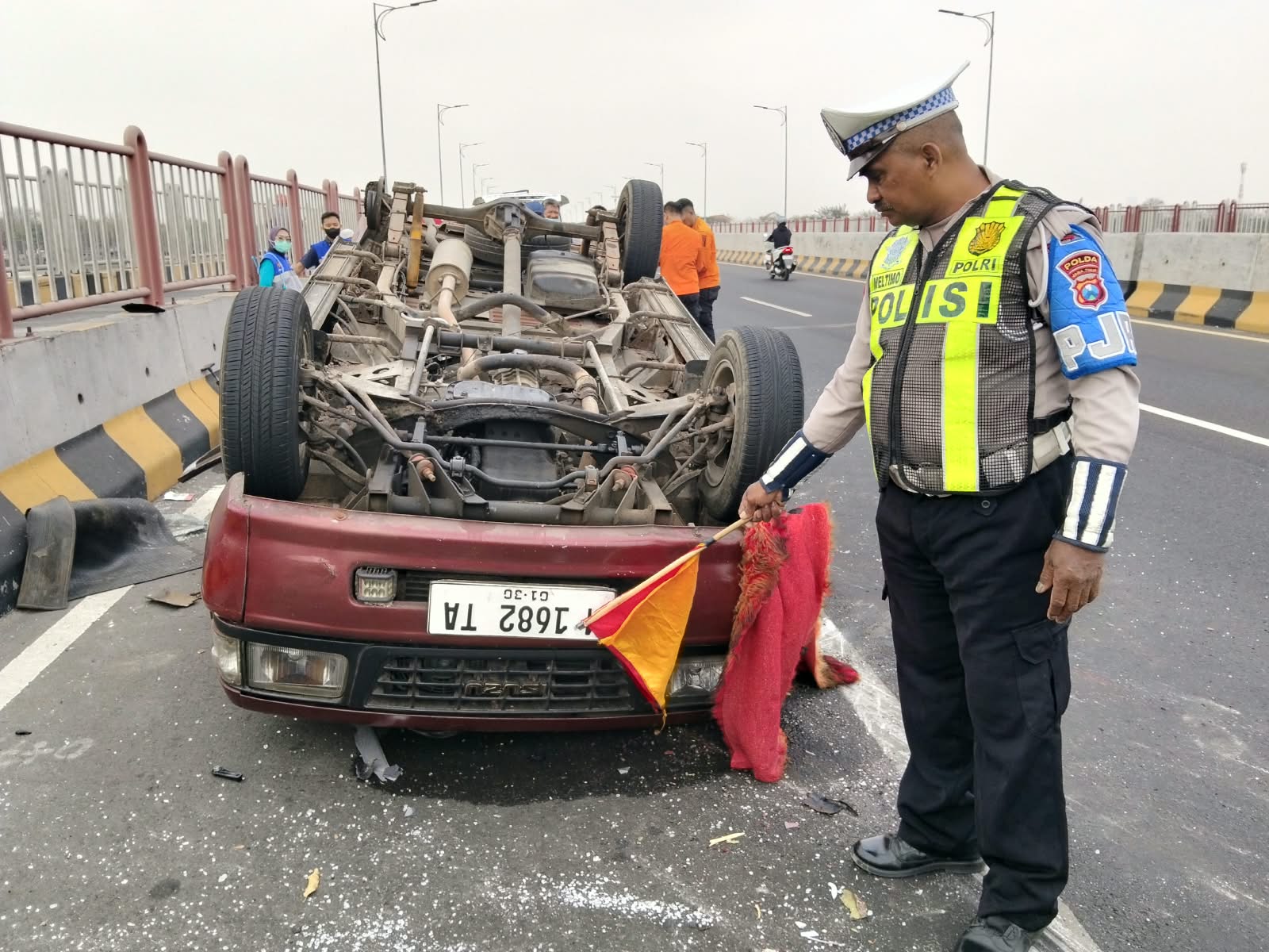 Pecah Ban, Isuzu Panther Angkut 9 Penumpang Terbalik di Suramadu