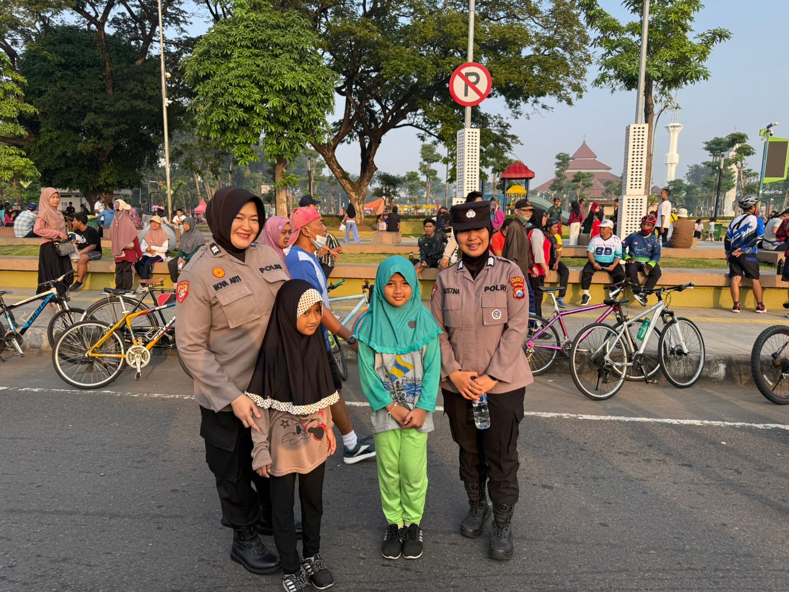Aksi Humanis.Polwan Polresta Sidoarjo Amankan Car Free Day