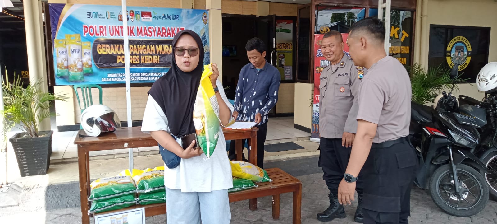 Polsek Kandangan Bantu Salurkan 2,5 Ton Beras SPHP Bulog