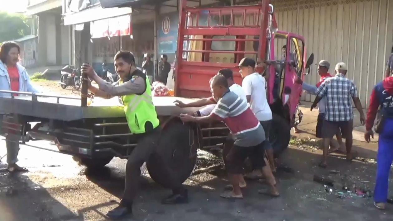 Truk Ayam Terguling Tabrak Mobil Travel di Tanggul Jember