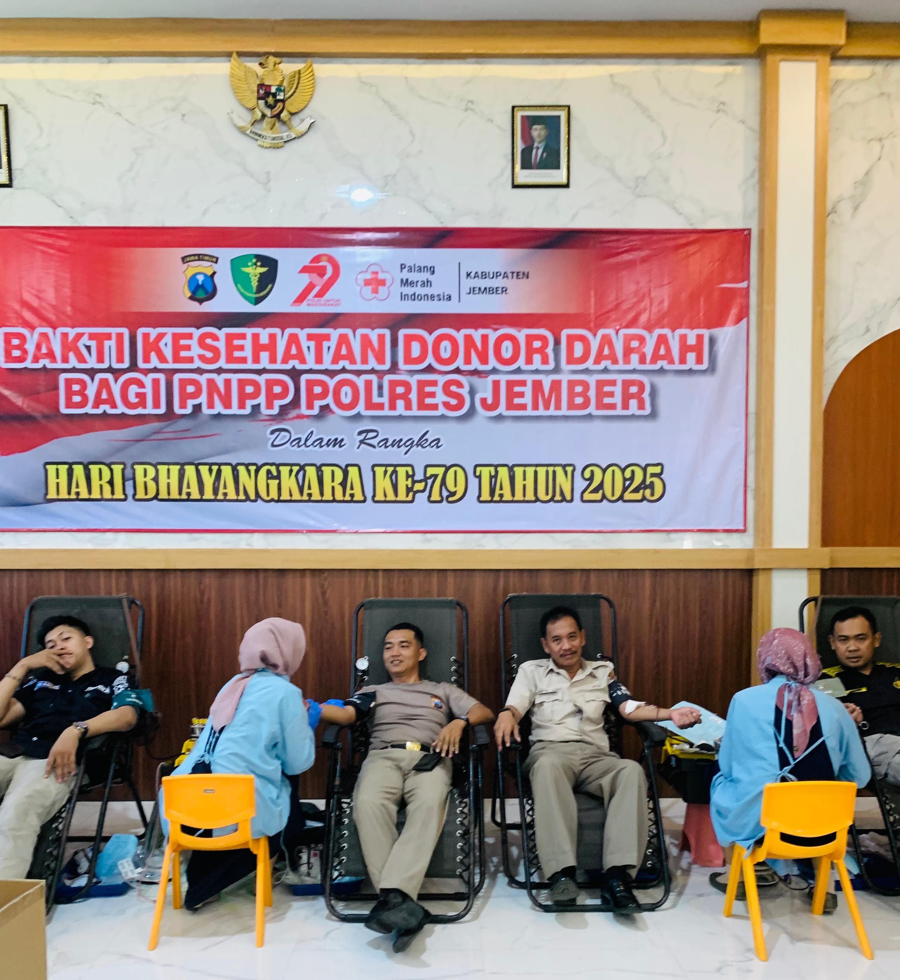 Ratusan Anggota Polres Jember Sumbangkan Darah untuk Kemanusiaan Jelang Hari Bhayangkara Ke-79