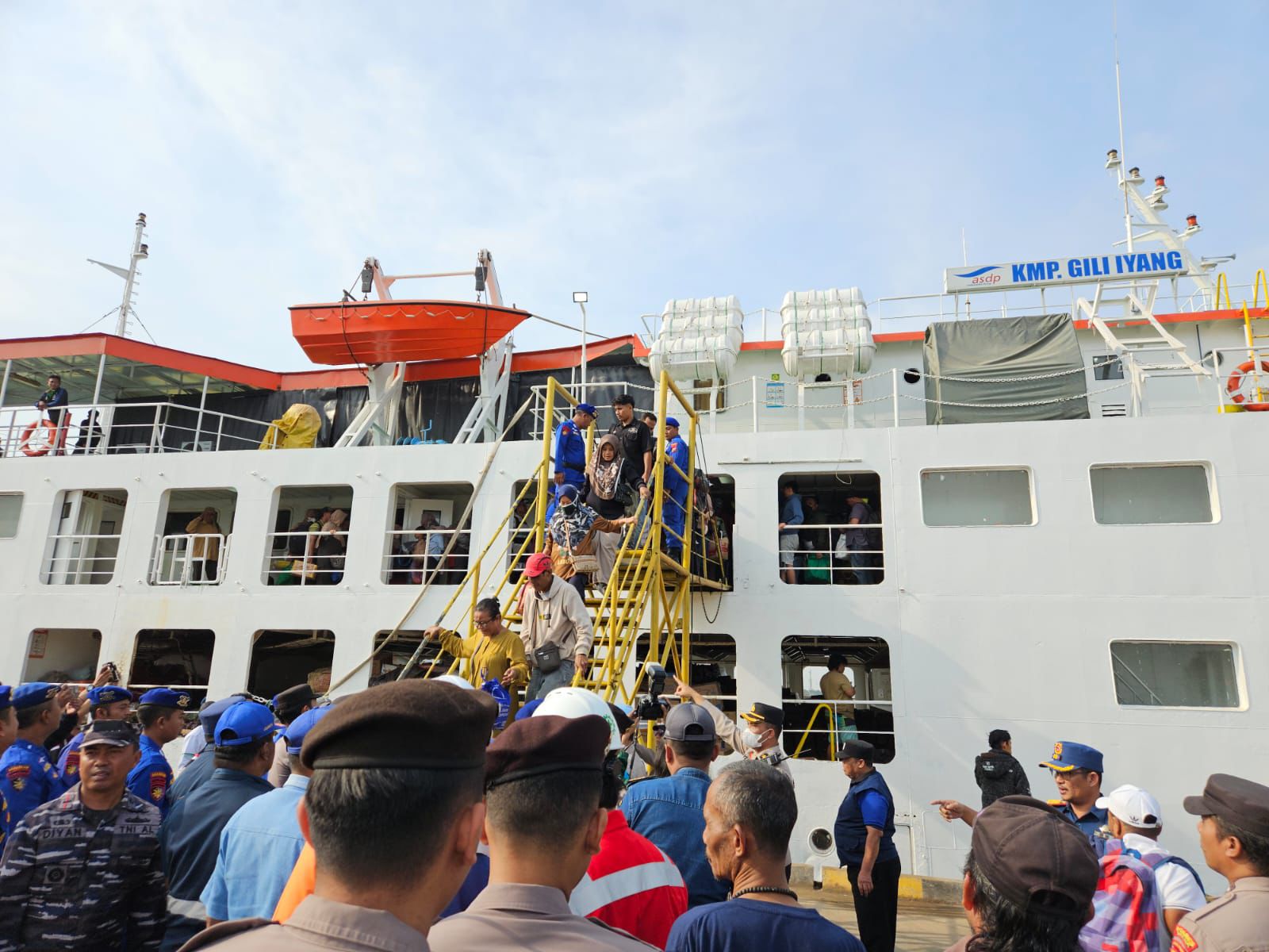 Kapal Gili Iyang Rute Gresik-Bawean Terbakar, Ratusan Penumpang Dievakuasi