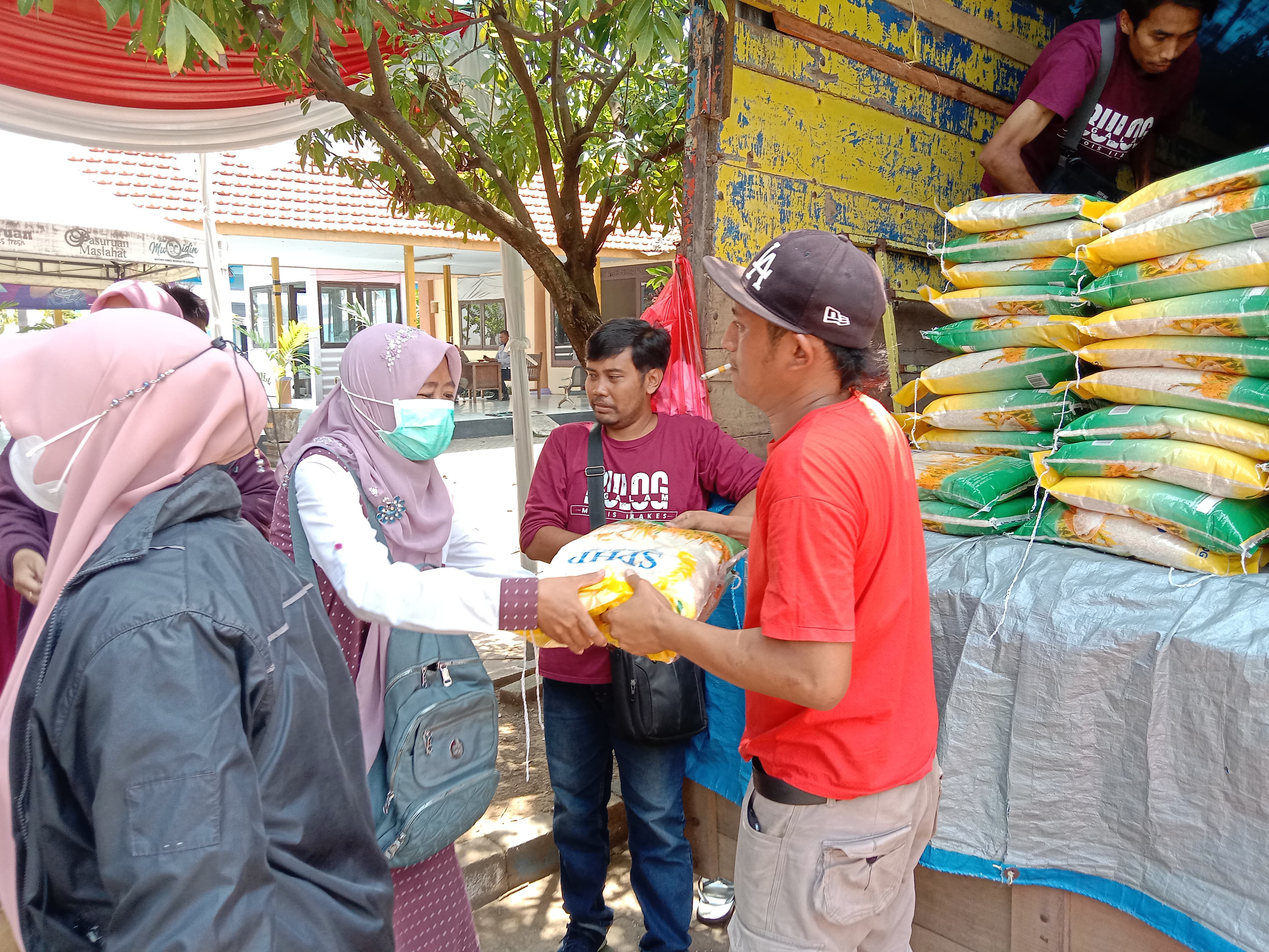 Warga Pasuruan Serbu Beras Murah