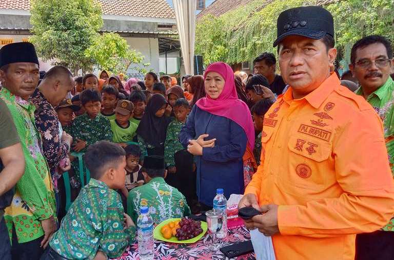 Khofifah Bantu Perlengkapan Sekolah Siswa Korban Banjir di Pasuruan 