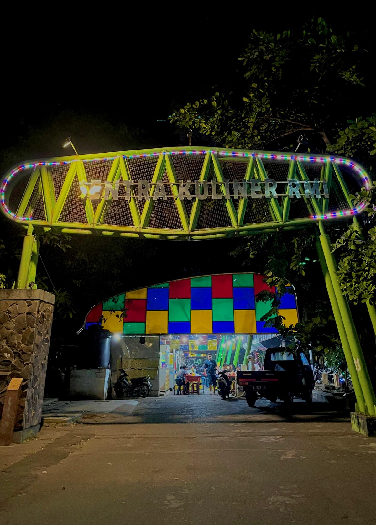 Mencicipi Kuliner Taman Flora Surabaya di Malam Hari