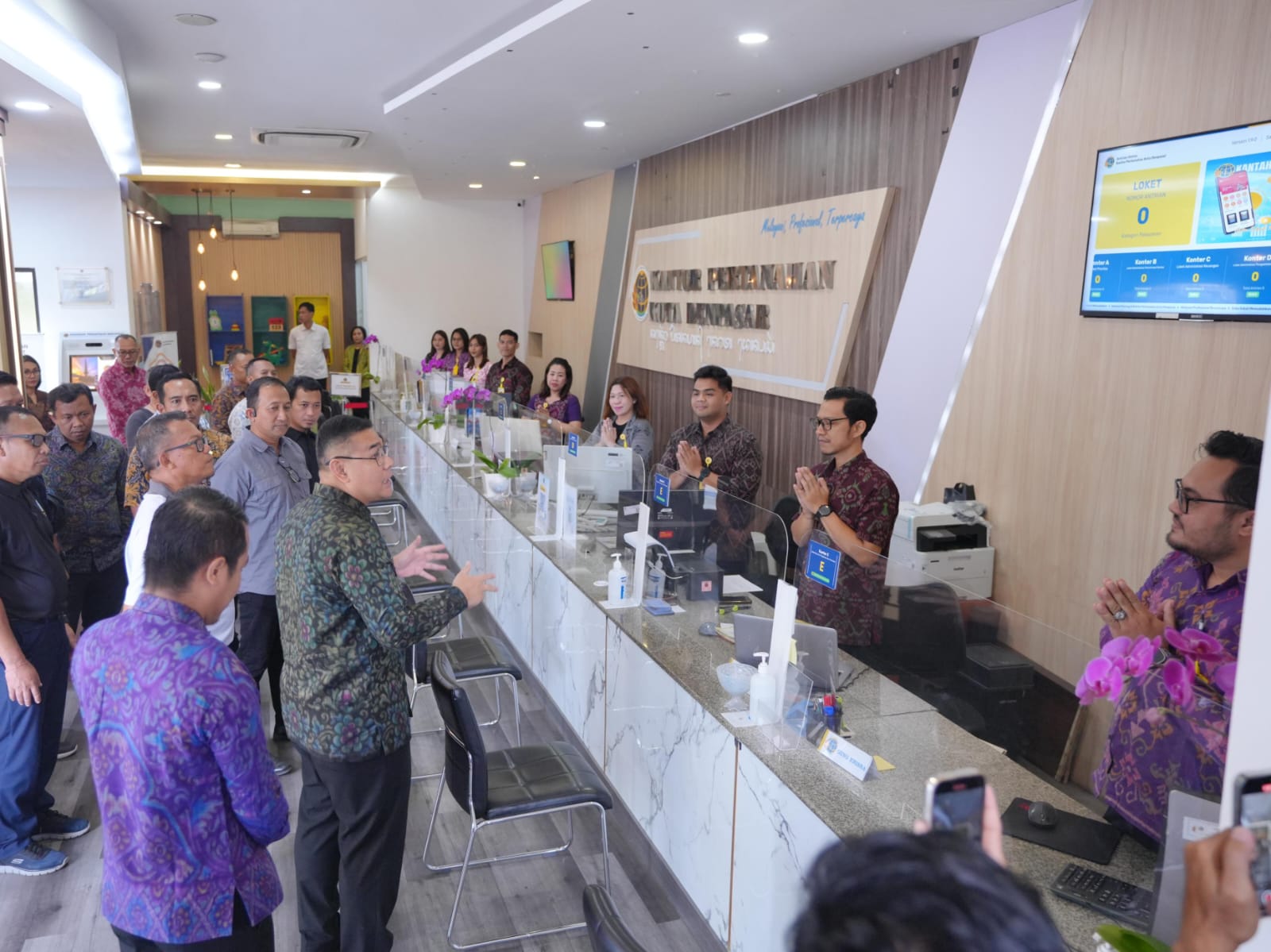 Tinjau Kantah Kota Denpasar, Wamen ATR/Waka BPN Tekankan Pentingnya Budaya Melayani