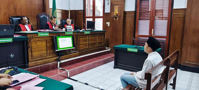 Main Judi Slot di Rumah, Pria Surabaya Divonis 1 Tahun 8 Bulan Penjara