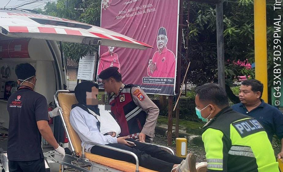 Gerak Cepat, Anggota Polres Ngawi Sigap Tangani Korban Laka Lantas 